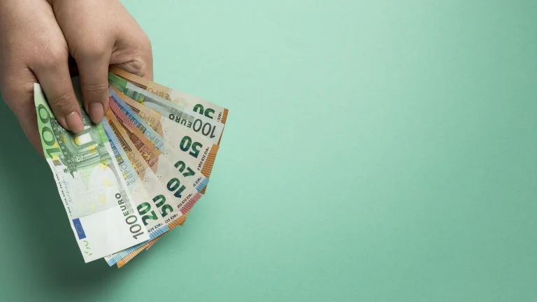 Salários médios em Portugal por setor